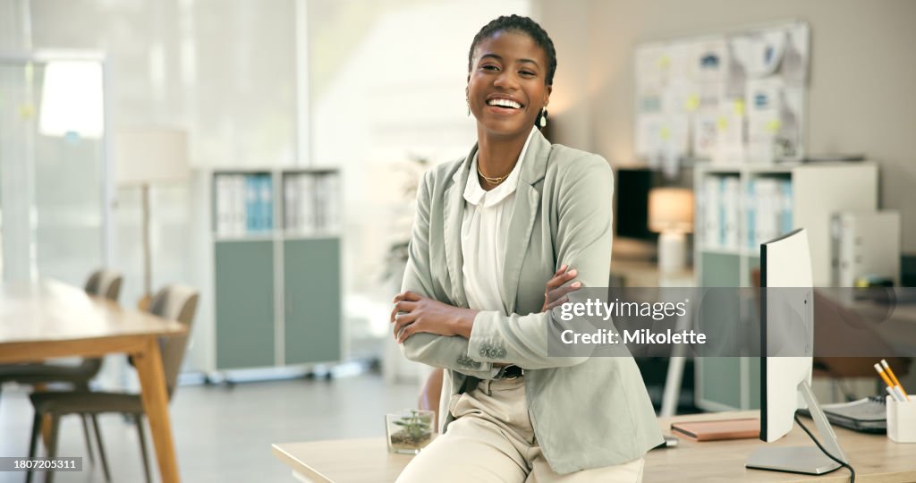 Retrato, mulher empresária e negra de braços cruzados, sorriso e confiança com felicidade, consultora e trabalhadora. Computador, pessoa africana e funcionário em um local de trabalho, empreendedor e PC com alegria
