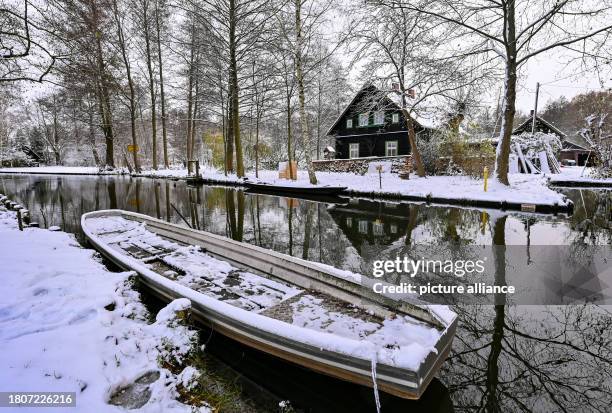 November 2023, Brandenburg, Lübbenau: Snow lies on a river in the Spreewald near Lübbenau. Where many tourists come to see and enjoy the unique...