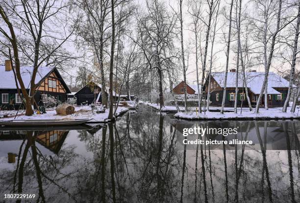 November 2023, Brandenburg, Lübbenau: Snow lies on a river in the Spreewald near Lübbenau. Where many tourists come to see and enjoy the unique...