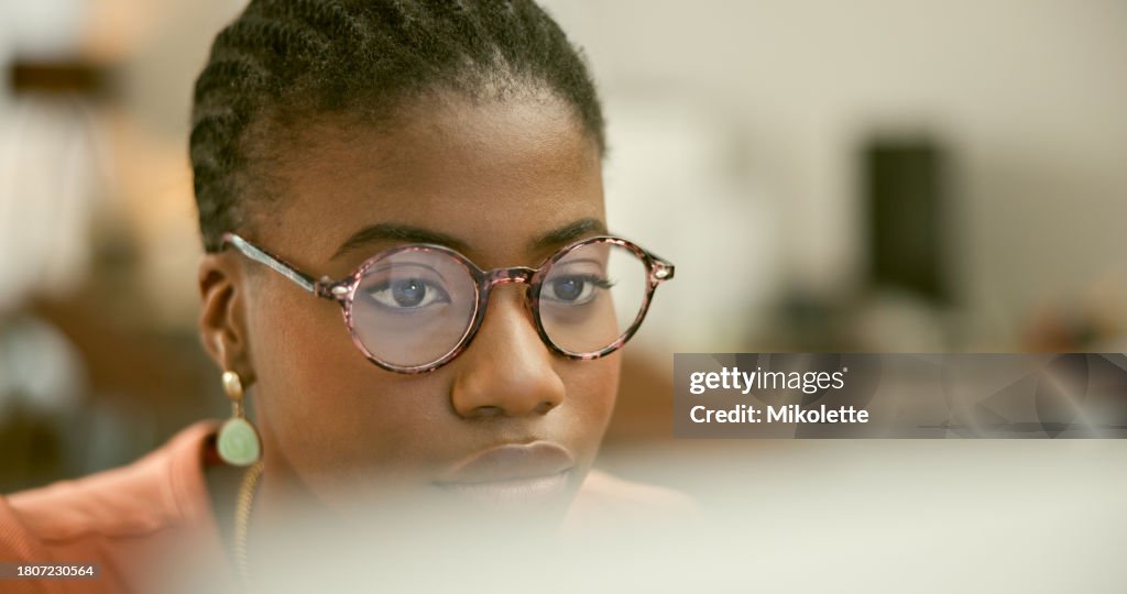 Forschung, Geschäft oder Gesicht einer schwarzen Frau mit Computernetzwerk oder Online-Suche im Büro. Digitalagentur, Brille oder afrikanischer Social-Media-Manager, der eine E-Mail tippt oder ein Tech-Startup plant