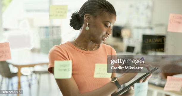 femme, tablette et post-it sur verre, planification et réflexion ou stratégie pour l’entreprise. personne noire, recherche en ligne et brainstorming pour startup, projet et carte mentale pour idée ou création sur la technologie - digital post it note photos et images de collection