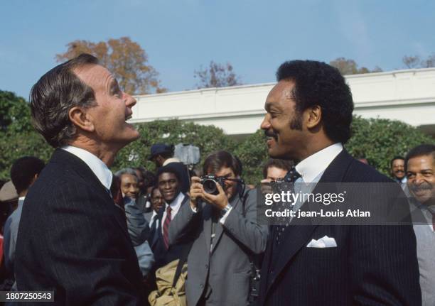 George H.W. Bush et le révérend Jesse Jackson lors de la célébration de la "Journée Martin Luther King" à la Maison Blanche. Washington, le 2...