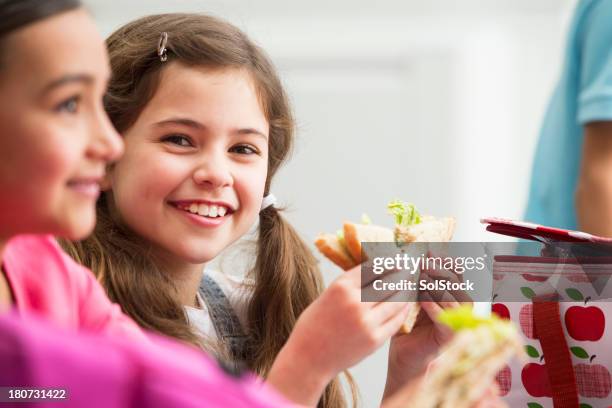 zwei mädchen in der schule-mittagessen-zeit - jause stock-fotos und bilder