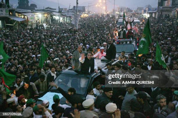 Former Pakistani prime minister Nawaz Sharif waves to supporters during a visit to Balakot, northern Pakistan, 04 December 2007. Pakistani opposition...