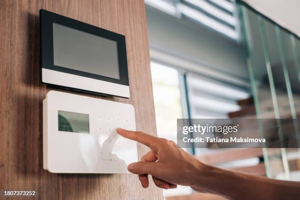 intercom in villa with mans hand close-up. - alarme photos et images de collection