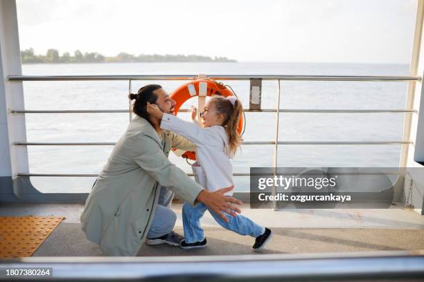 mädchen, das mit ihrem vater mit dem schiff reist - fähre stock-fotos und bilder