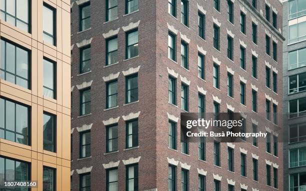 old and new office buildings in downtown boston - recubrimiento capa exterior fotografías e imágenes de stock