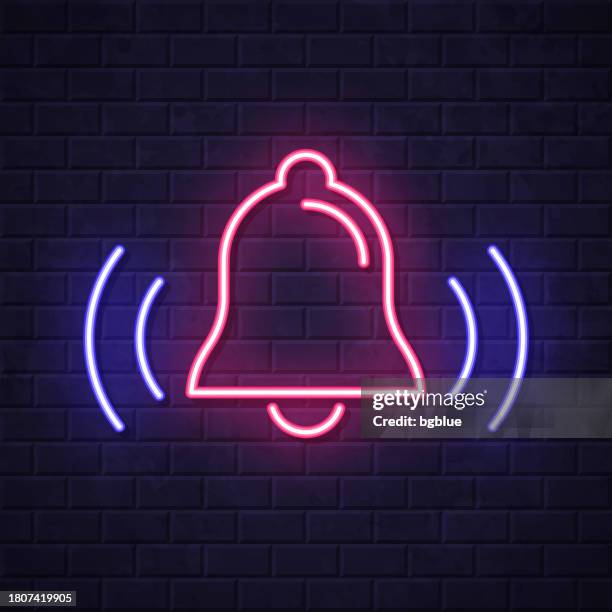 illustrazioni stock, clip art, cartoni animati e icone di tendenza di campanello che suona. icona al neon incandescente su sfondo muro di mattoni - campanile orologio