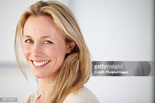 her smile could brighten any room! - beautiful blondes stockfoto's en -beelden