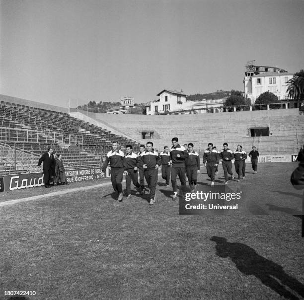 équipe du Real de Madrid, qui rencontreront l'équipe de Nice, se sont entrainés au stade Léo-Lagrange. En tête, José Santamaria et Ferenc Puskas,...