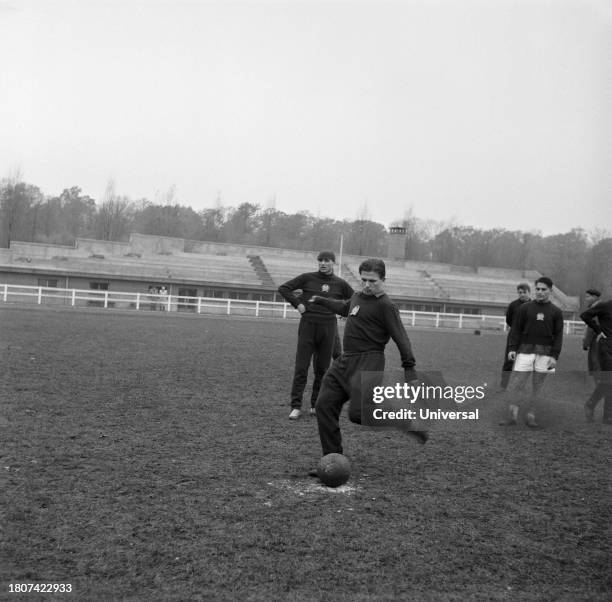 Célèbre joueur hongrois Ferenc Puskas pendant l’entrainement avant le match Hongrie - Angleterre, le 20 novembre 1953, à Paris.