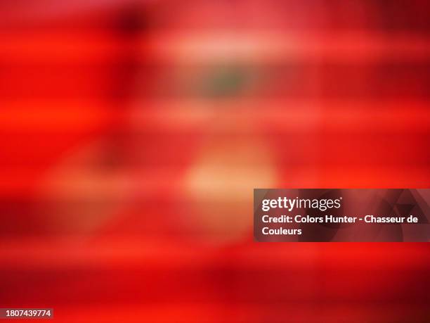 close-up of a television screen in red tones and saturated - fond rouge photos et images de collection