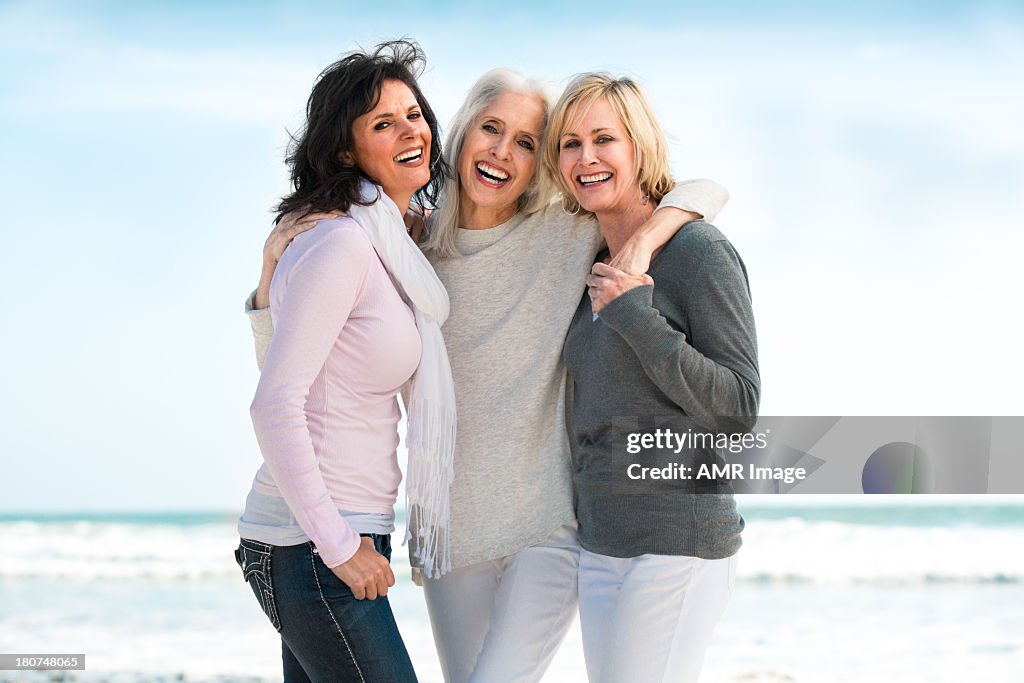 Trois femmes d'âge mûr souriant big
