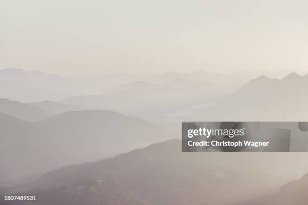 nebel im gebirge - filmmagic foto e immagini stock