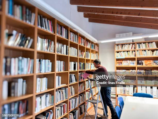 Library Piucs 298,600 Peoples Library Stock Photos, High-Res Pictures, and Images ...
