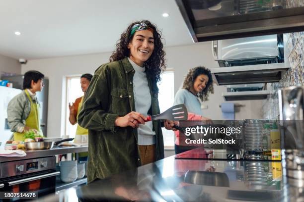 i love cooking in the kitchen - keramische plaat stockfoto's en -beelden
