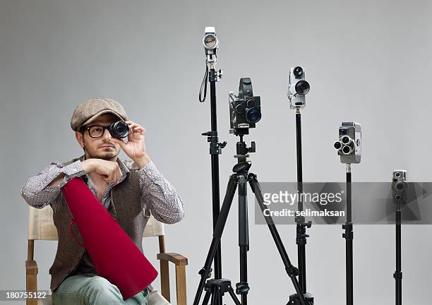 film director hinter der kamera hält gläser für test - film director stock-fotos und bilder