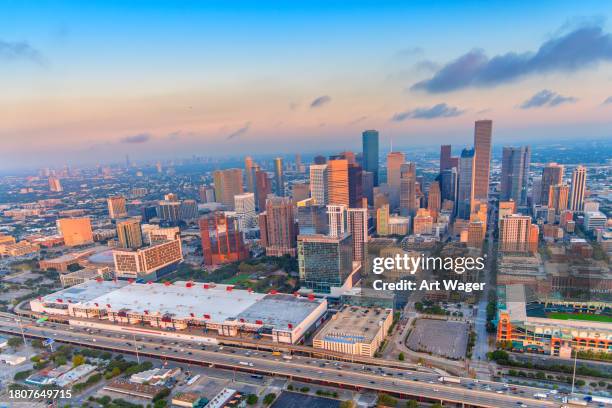 innenstadt von houston im morgengrauen - toyota center houston stock-fotos und bilder