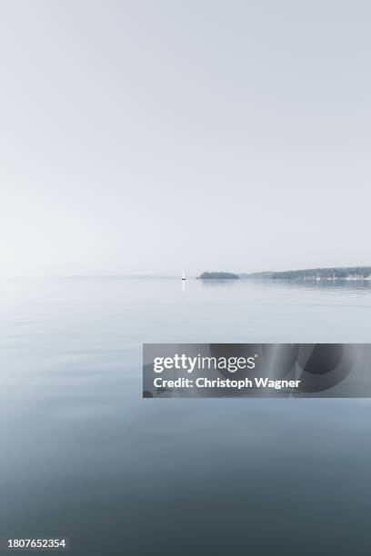 nebel und see - tirol nebel stockfoto's en -beelden