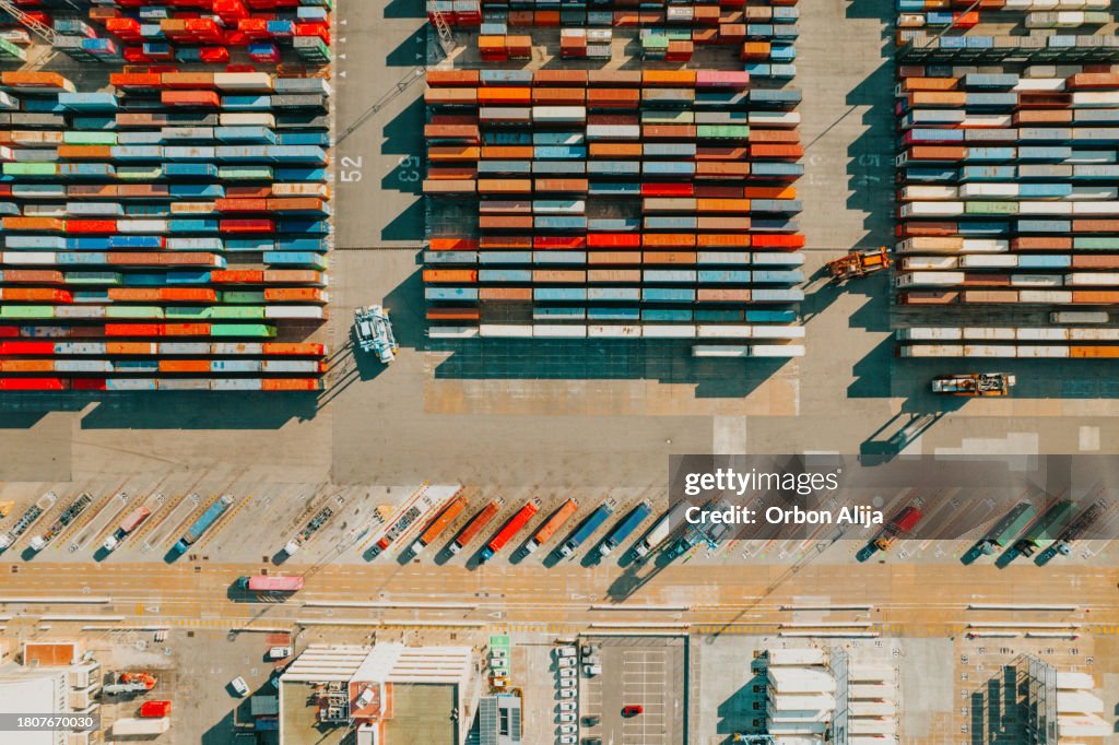 Kommerzielles Dock mit Containern und Kränen