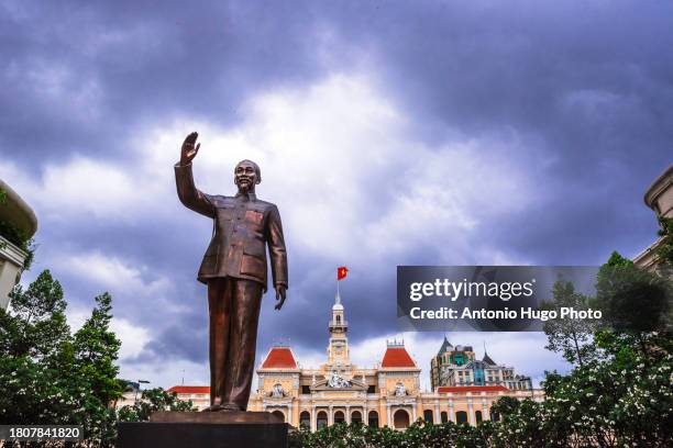 the statue of ho chi minh in ho chi minh city. in the background the town hall building - socialisme photos et images de collection