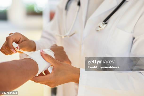 first aid and treatment in wrist injuries and disorders - ferido imagens e fotografias de stock