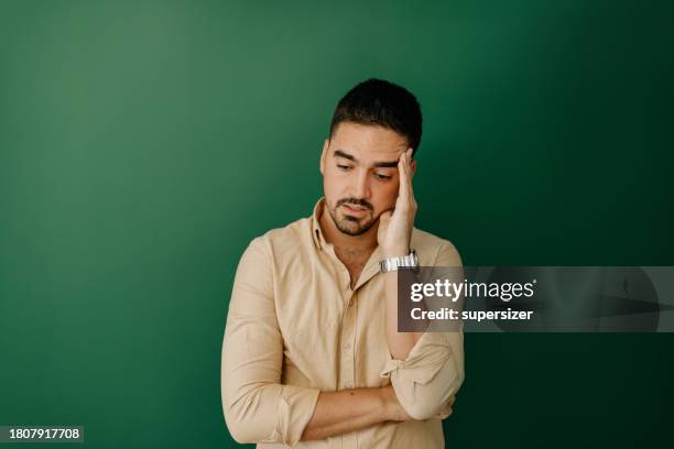 porträt des jungen besorgten mannes - schlechte nachricht stock-fotos und bilder