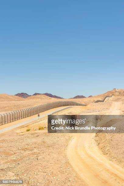 israel egypt border fence in the negev, israel. - highway patrol stock-fotos und bilder
