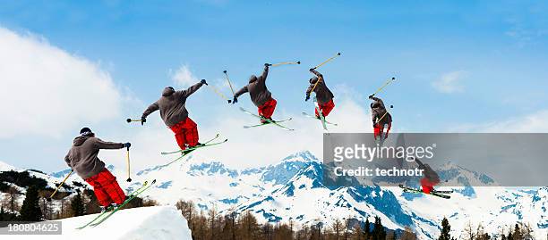 image multiple de free style skieur sautant sur la colline - série séquentielle photos et images de collection