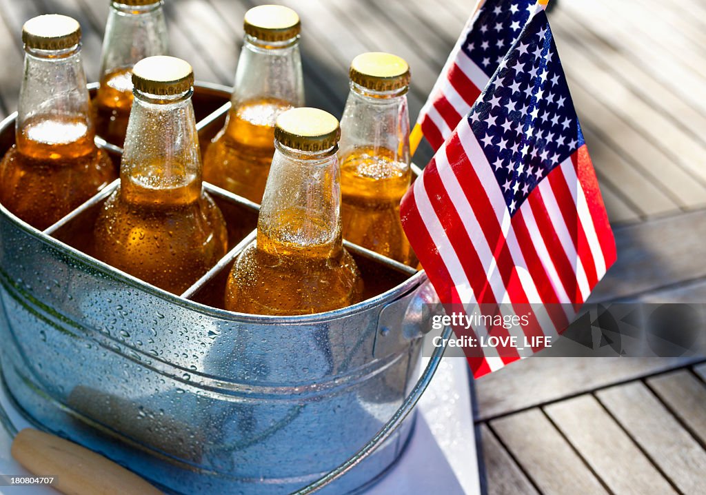 4. Juli, Bier und amerikanischen Flaggen.
