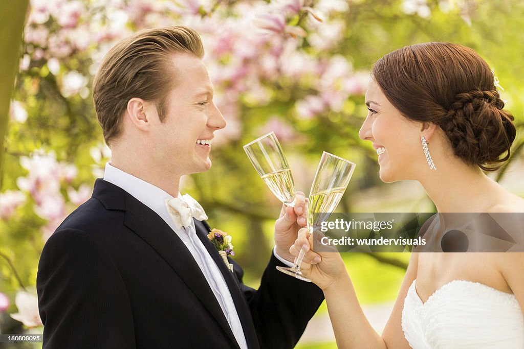 Alegre Casal Casado Tostar com Champanhe