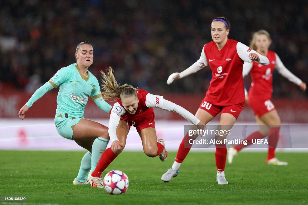 Kristyna Ruzickova of Slavia Praha challenges for the ball with