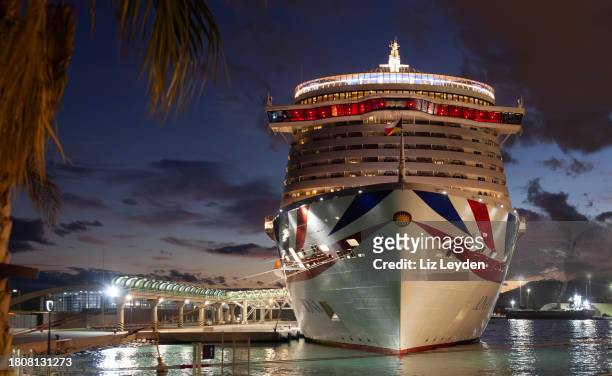 ms iona, run by p&o cruises: málaga, spain - luxury cruise ship stock pictures, royalty-free photos & images