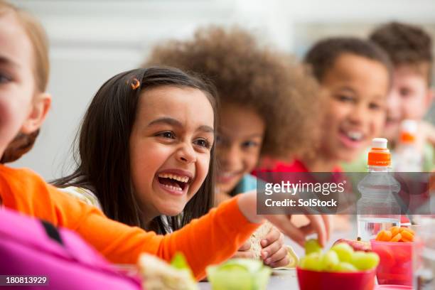 giovani studenti godendo la pausa pranzo a scuola - girls laughing eating sandwich foto e immagini stock