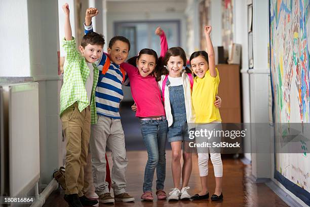 os alunos dos estabelecimentos de ensino em hallway - ganhos imagens e fotografias de stock