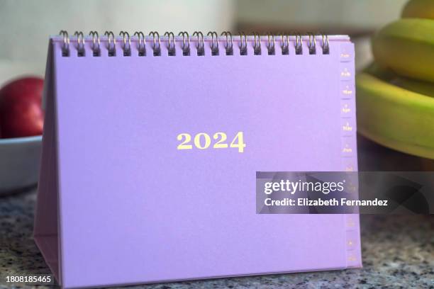 2024 desk calendar - calendario español fotografías e imágenes de stock