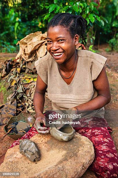 young ethiopian woman making pottery - kunstnijverheid stockfoto's en -beelden