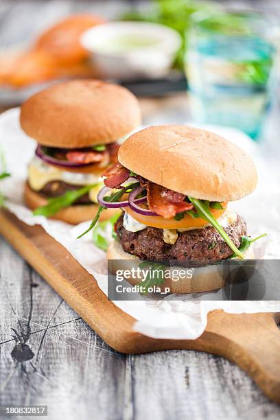 hamburguesas caseras - hecho en casa fotografías e imágenes de stock