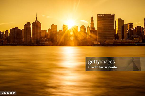 ニューヨークの街並み - nyc building sun ストックフォトと画像