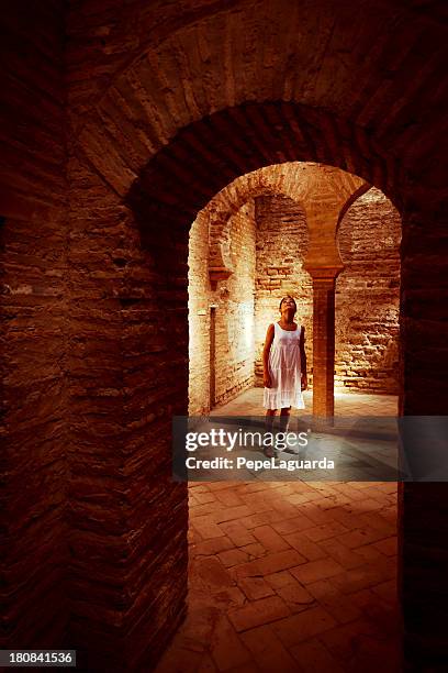 little turista en el alhambra, granada, españa - granada spain landmark fotografías e imágenes de stock