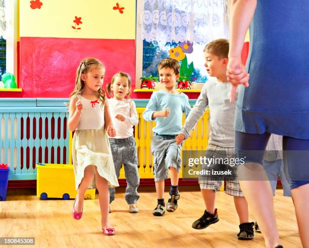 kinder im kinderzimmer school - dance instructor stock-fotos und bilder