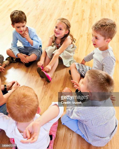 scuola bambini nella camera dei bambini - bambini seduti in cerchio foto e immagini stock