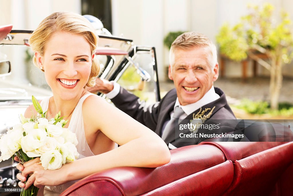 Braut und Vater wegsehen, während im Auto
