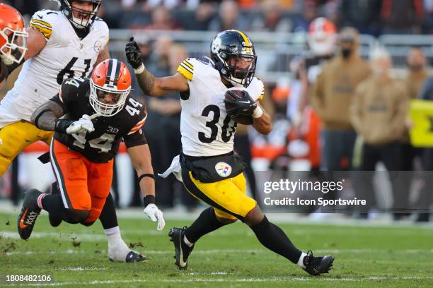 Pittsburgh Steelers running back Jaylen Warren Carris the football during the fourth quarter of the National Football League game between the...