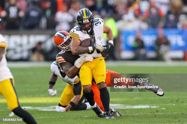 Cleveland Browns defensive end Za'Darius Smith tackles Pittsburgh Steelers running back Jaylen Warren during the fourth quarter of the National...