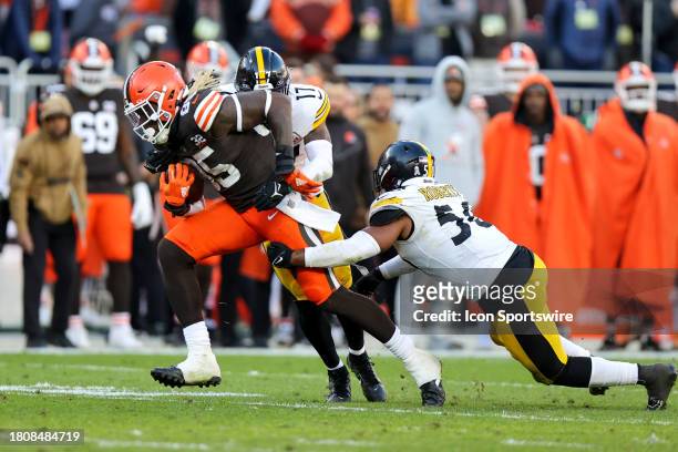 Cleveland Browns tight end David Njoku is tackled by Pittsburgh Steelers safety Trenton Thompson and Pittsburgh Steelers linebacker Elandon Roberts...
