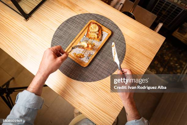 people eating a delicious toast with cheese in a restaurant - tellerlift stock-fotos und bilder