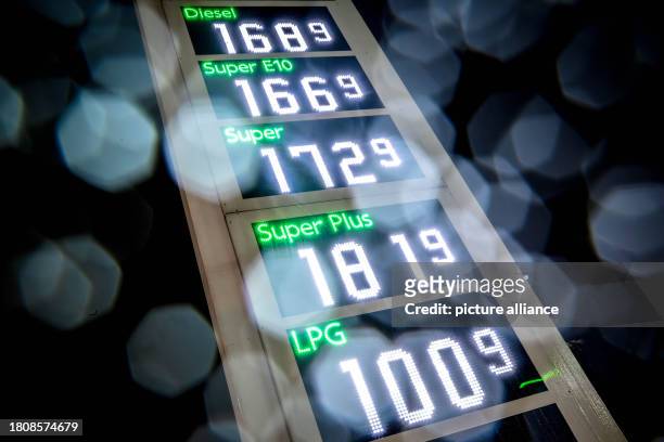 November 2023, Lower Saxony, Oldenburg: Fuel prices are displayed at a filling station. Inflation in Germany has recently slowed down. The Federal...