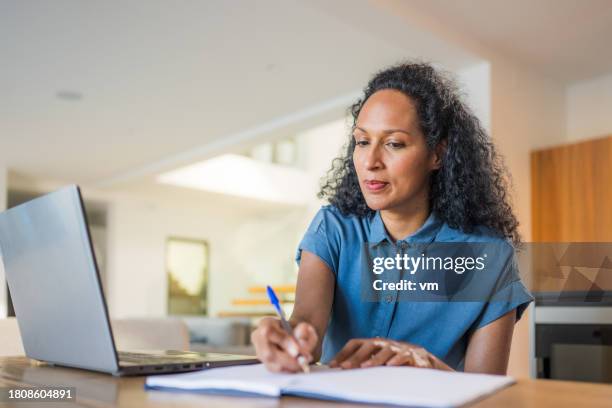 donna che studia online e prende appunti - adulto foto e immagini stock