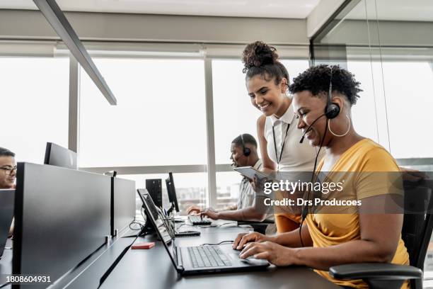 call center manager instructing employees - call centre stock pictures, royalty-free photos & images